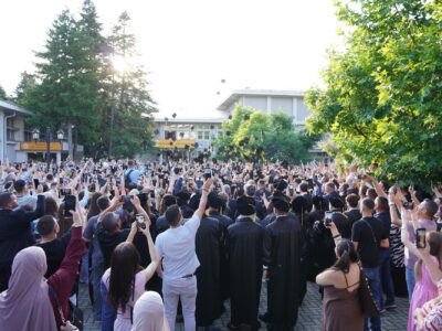 Universiteti i Prizrenit shënoi 83-vjetorin e lindjes së Ukshin Hotit dhe diplomimin e gjeneratës së re të studentëve